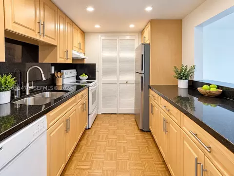 Kitchen - 140 Lakeview Dr #211, Weston, FL 33326 photo 1 of 1