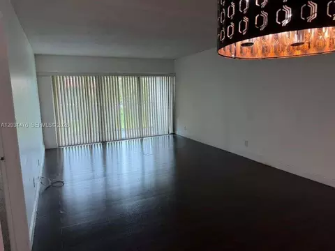 140 Lakeview Dr #211, Weston, FL 33326