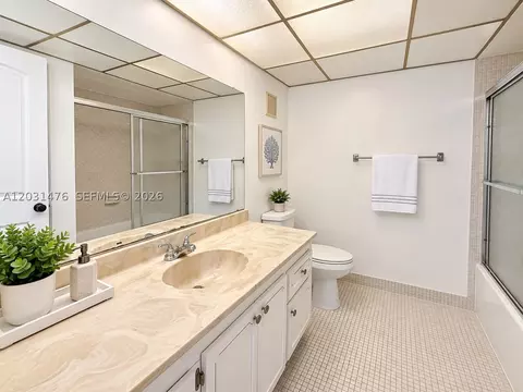 Bath - 140 Lakeview Dr #211, Weston, FL 33326 photo 2 of 2