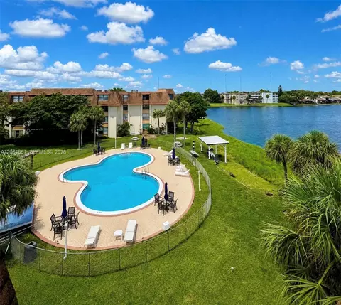 671 NE 195th St #425-E, Miami, FL 33179