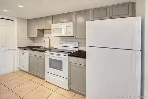 4121 NW 26th St #T14, Lauderhill, FL 33313