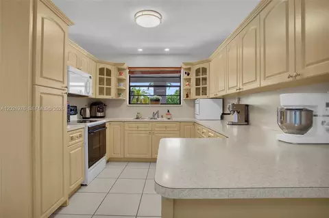 Kitchen - 855 W 70th Pl, Hialeah, FL 33014 photo 3 of 5