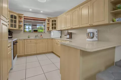 Kitchen - 855 W 70th Pl, Hialeah, FL 33014 photo 1 of 5