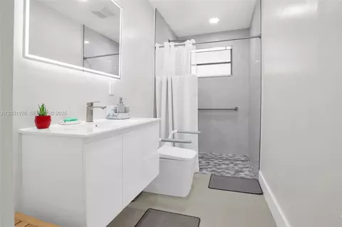 Bath - 855 W 70th Pl, Hialeah, FL 33014 photo 1 of 3