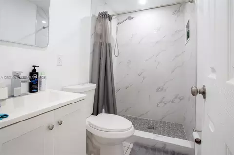 Bath - 855 W 70th Pl, Hialeah, FL 33014 photo 3 of 3