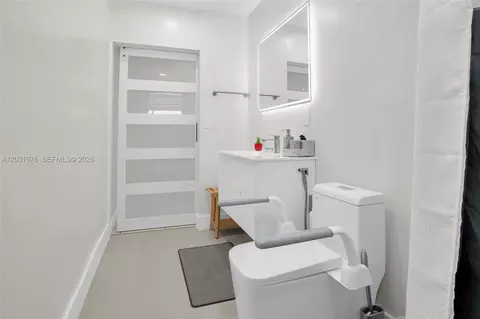 Bath - 855 W 70th Pl, Hialeah, FL 33014 photo 2 of 3