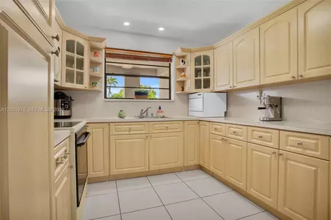 Kitchen - 855 W 70th Pl, Hialeah, FL 33014 photo 4 of 5