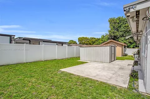 Exterior - 855 W 70th Pl, Hialeah, FL 33014 photo 7 of 9