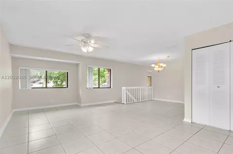96 Wimbledon Lake Dr, Plantation, FL 33324