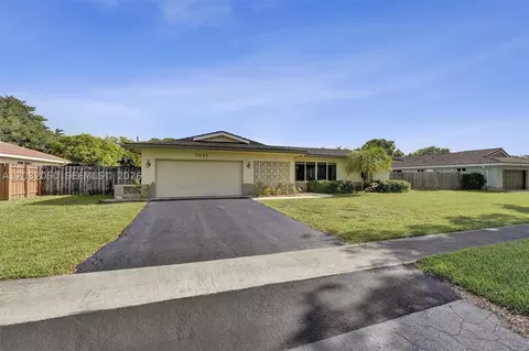 7421 NW 8th Ct, Plantation, FL 33317