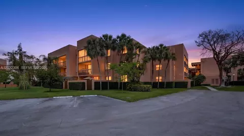 10975 SW 107th St #302, Miami, FL 33176