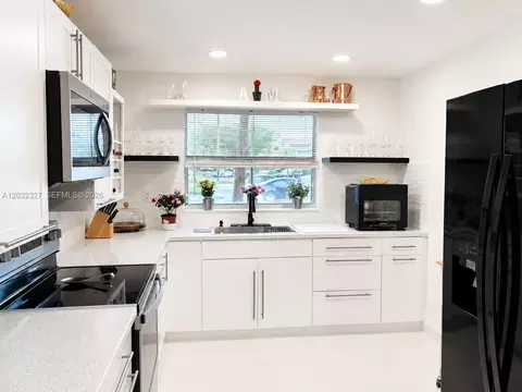9241 Sunrise Lakes Blvd #109, Sunrise, FL 33322