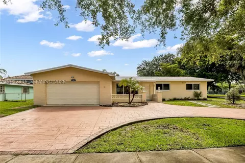 1701 NW 106th Ave, Pembroke Pines, FL 33026