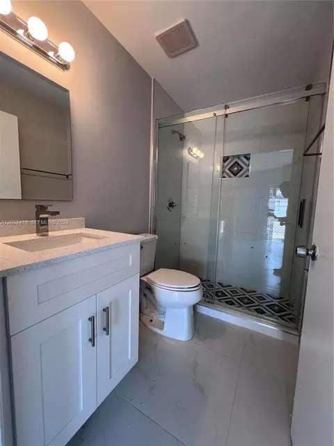 Bath - 2834 W 75th Ter, Hialeah, FL 33018 photo 1 of 4