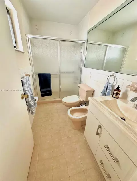 Bath - 6527 W 22nd Ln, Hialeah, FL 33016 photo 1 of 2