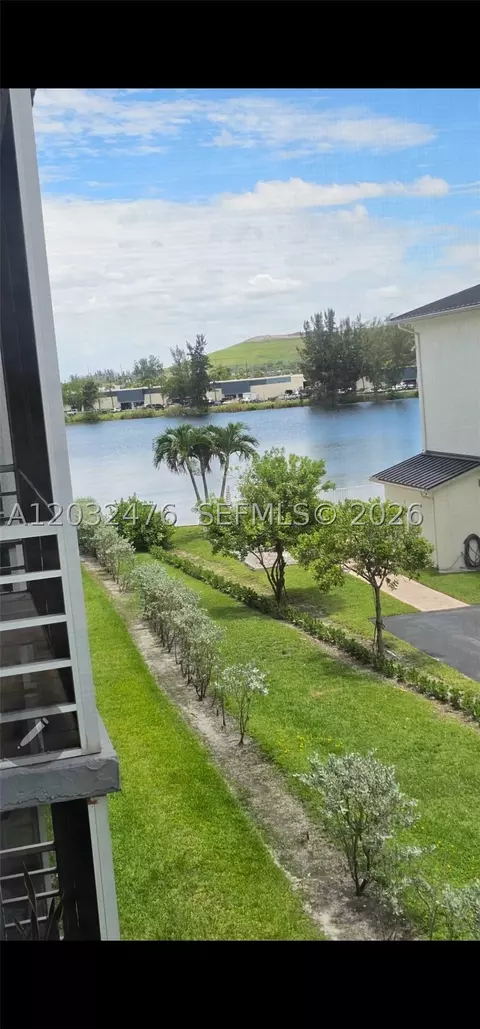 4311 Crystal Lake Dr #321, Pompano Beach, FL 33064