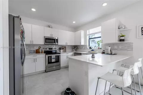 561 NW 204th St, Miami Gardens, FL 33169