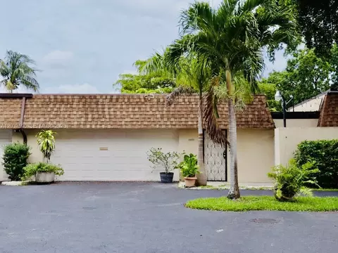 18801 Oakland Hills Dr, Hialeah, FL 33015