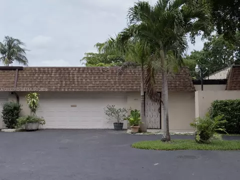 18801 Oakland Hills Dr, Hialeah, FL 33015