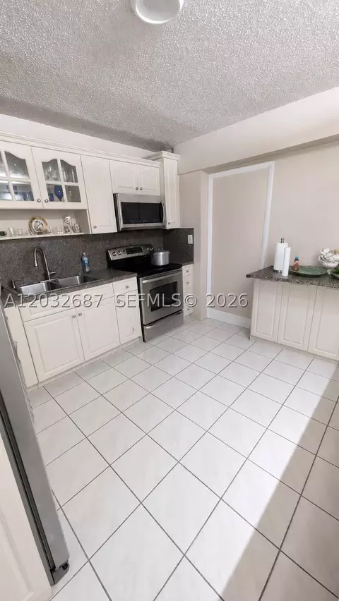 4596 E 8th Ct, Hialeah, FL 33013 photo 5
