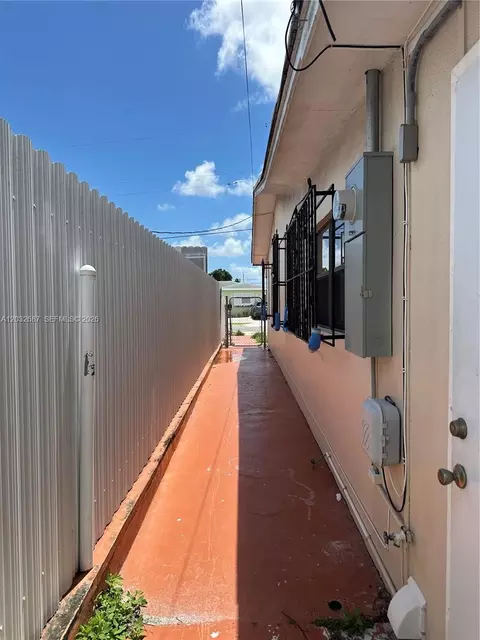 4596 E 8th Ct, Hialeah, FL 33013 photo 4