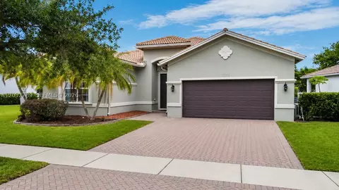 19301 Seneca Ave, Weston, FL 33332
