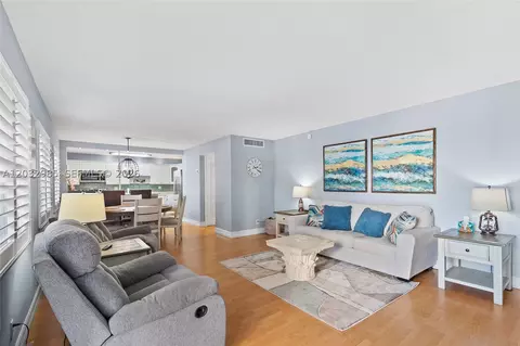 2424 NE 9th St #207, Fort Lauderdale, FL 33304