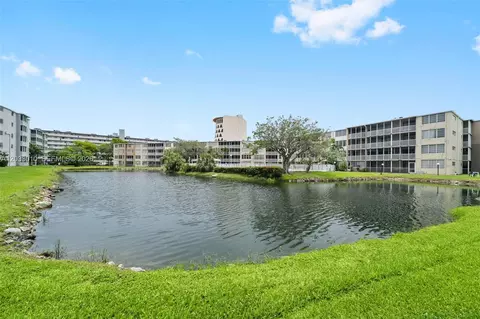1690 NE 191st St #302-1, Miami, FL 33179