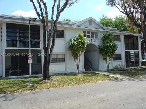 19025 NW 62nd Ave #202, Hialeah, FL 33015