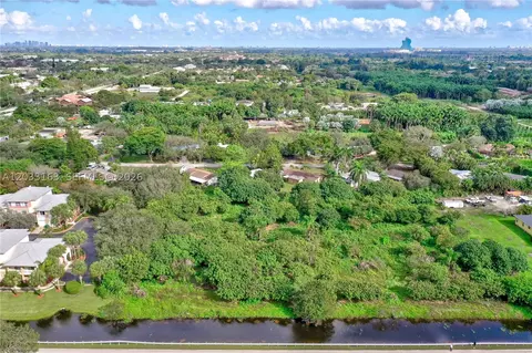 76 SW Sw Ave, Davie, FL 33314
