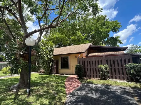539 Briarwood Cir #2-57, Hollywood, FL 33024