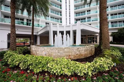 100 Bayview Dr #527, Sunny Isles Beach, FL 33160