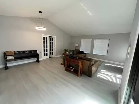 3931 SW 84th Ter, Davie, FL 33328