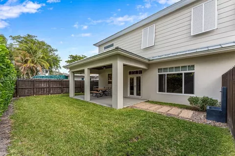 Exterior - 2431 NE 20th Ave, Lighthouse Point, FL 33064 photo 6 of 9