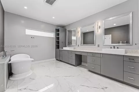 Bath - 2431 NE 20th Ave, Lighthouse Point, FL 33064 photo 1 of 6