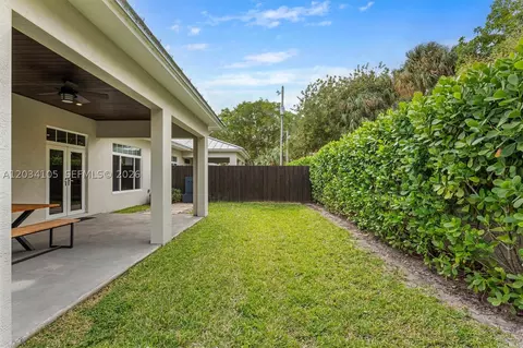 Exterior - 2431 NE 20th Ave, Lighthouse Point, FL 33064 photo 5 of 9