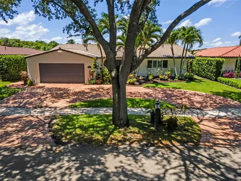 Exterior - 8601 Dundee Ter, Miami Lakes, FL 33016 photo 11 of 12