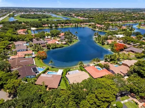 View/Area - 8601 Dundee Ter, Miami Lakes, FL 33016 photo 4 of 4