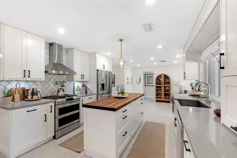 Kitchen - 8601 Dundee Ter, Miami Lakes, FL 33016 photo 2 of 6