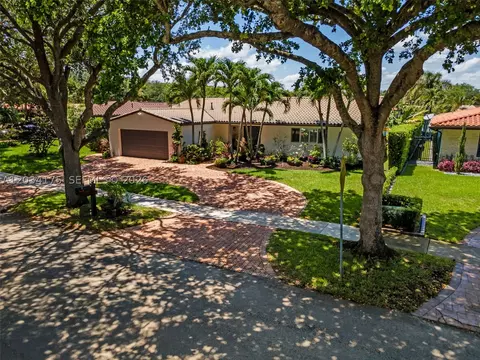 Exterior - 8601 Dundee Ter, Miami Lakes, FL 33016 photo 12 of 12