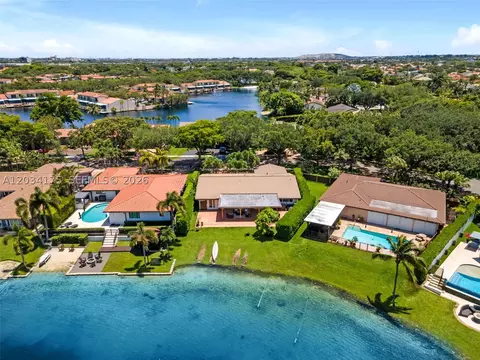 View/Area - 8601 Dundee Ter, Miami Lakes, FL 33016 photo 2 of 4
