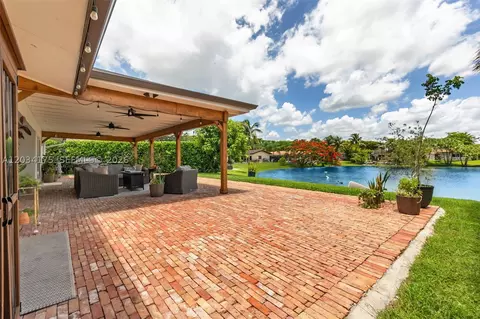 Exterior - 8601 Dundee Ter, Miami Lakes, FL 33016 photo 8 of 12
