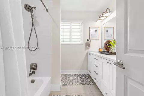 Bath - 8601 Dundee Ter, Miami Lakes, FL 33016 photo 2 of 3