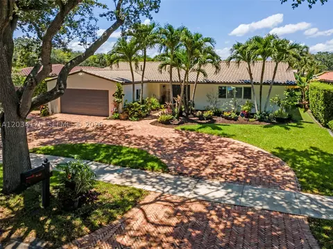 Exterior - 8601 Dundee Ter, Miami Lakes, FL 33016 photo 10 of 12