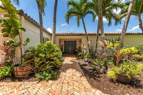 Exterior - 8601 Dundee Ter, Miami Lakes, FL 33016 photo 2 of 12