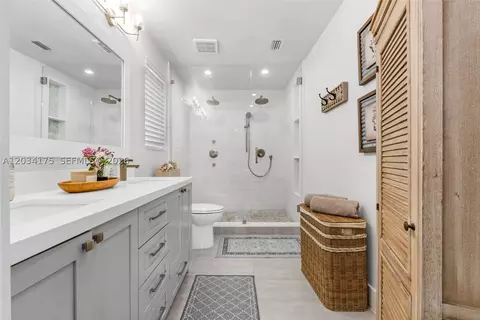 Bath - 8601 Dundee Ter, Miami Lakes, FL 33016 photo 1 of 3