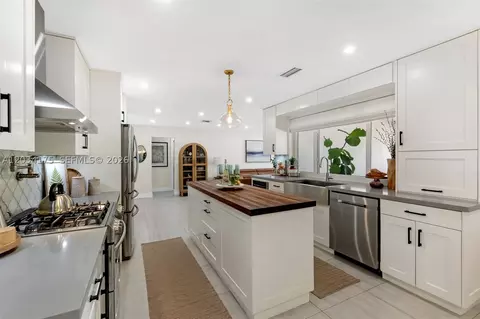 Kitchen - 8601 Dundee Ter, Miami Lakes, FL 33016 photo 3 of 6