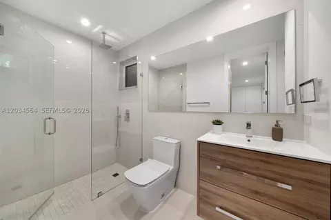 Bath - 425 Harbor Dr, Key Biscayne, FL 33149 photo 6 of 6