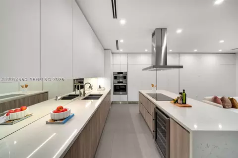 Kitchen - 425 Harbor Dr, Key Biscayne, FL 33149 photo 2 of 3