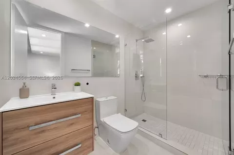 Bath - 425 Harbor Dr, Key Biscayne, FL 33149 photo 4 of 6